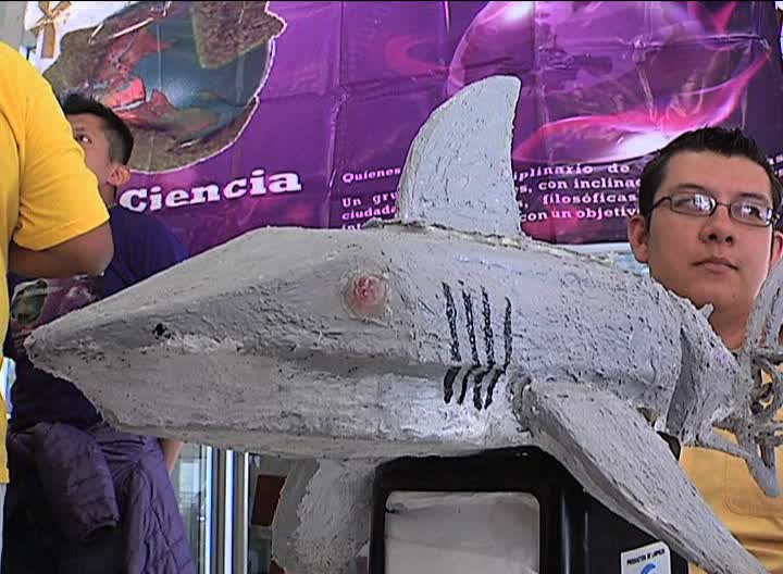 Con robot en forma de tiburón, jóvenes fomentan interés hacia la robótica