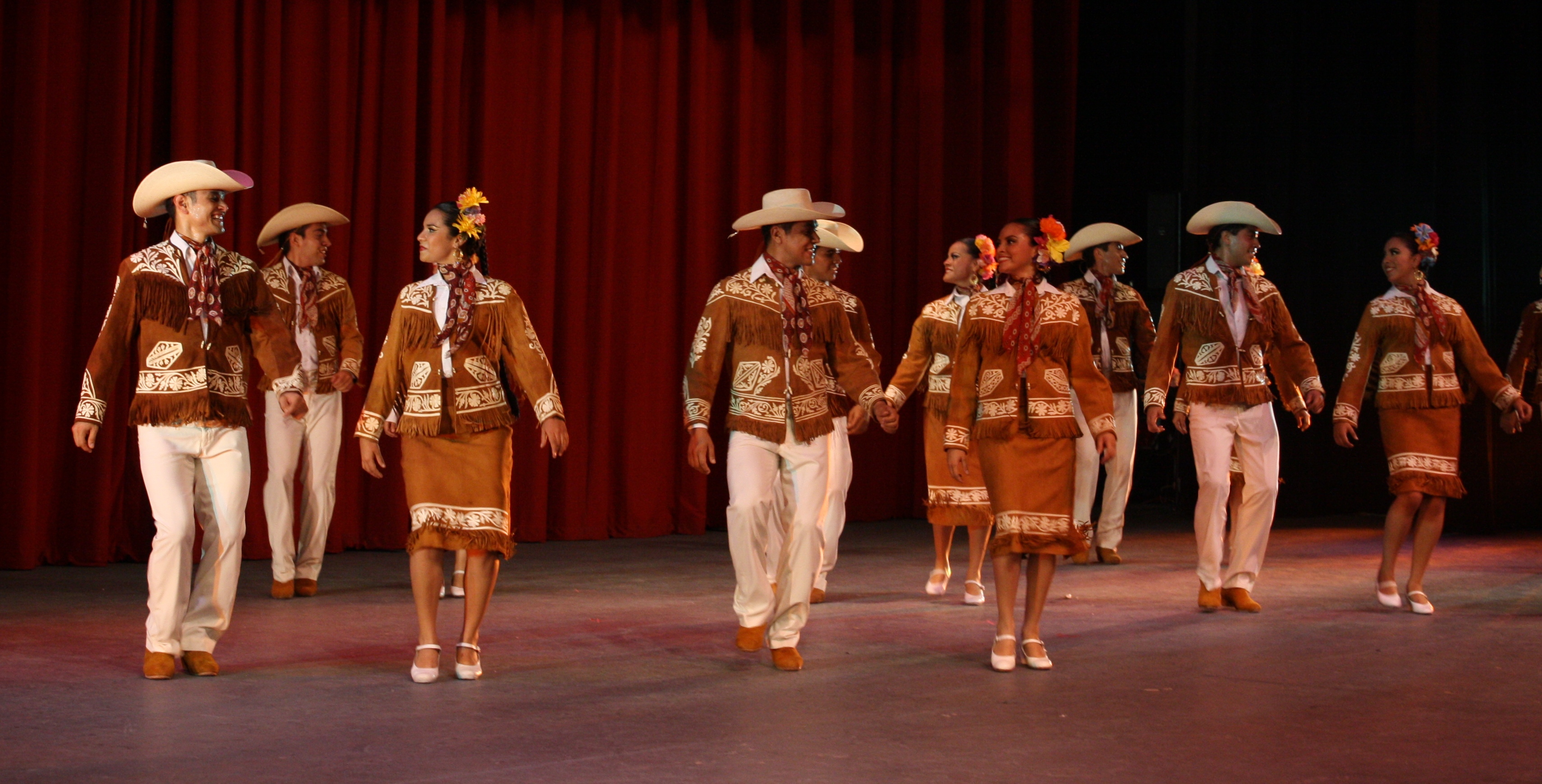 El Ballet Folklórico UV, en la Explanada del Teatro del Estado