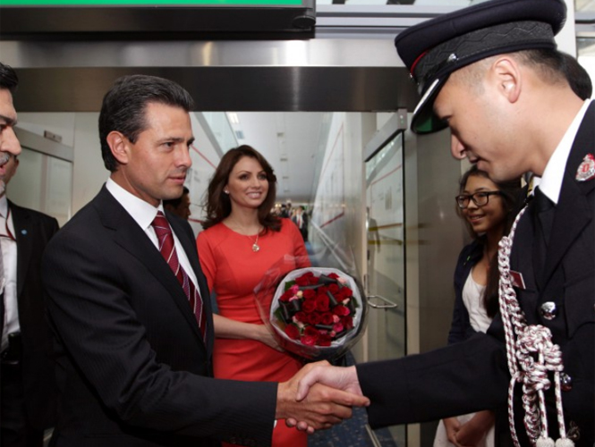 Peña Nieto inicia visita oficial a China; sostiene encuentro con empresarios