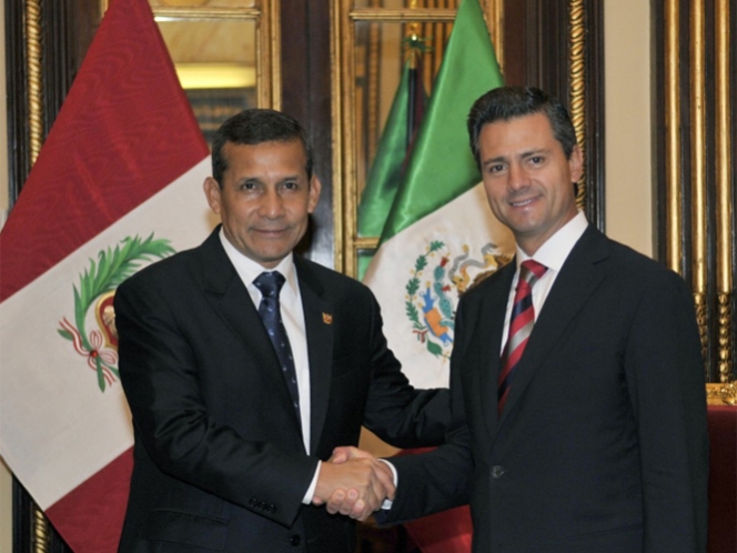 Peña Nieto regresa a México tras visita a Perú