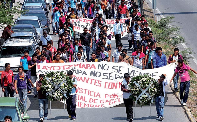 Maestros y normalistas de Guerrero atacan a pedradas la sede del SNTE