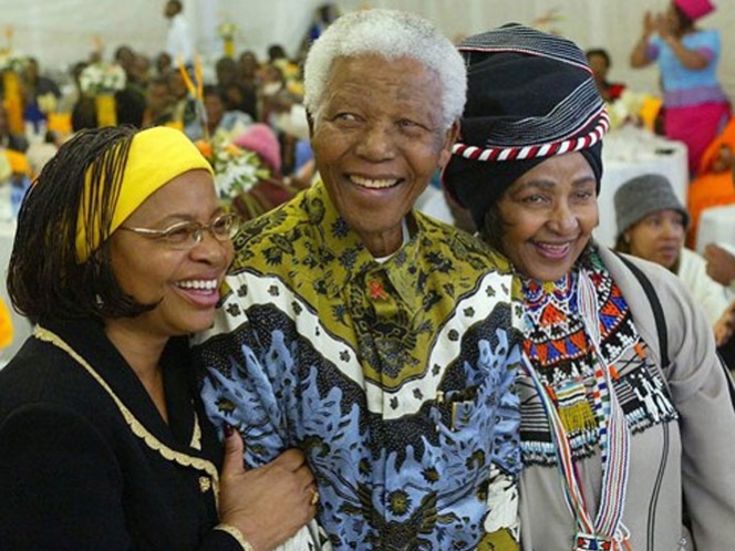 Nelson Mandela pasa el día con su familia en el hospital