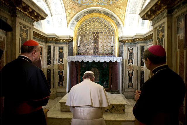 Francisco realiza histórica visita papal a la tumba de San Pedro