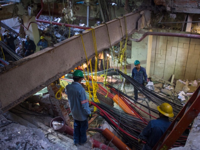 Personal de Pemex regresa a edificio B1 tras explosión