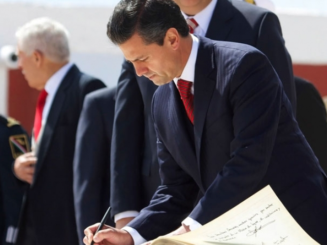 Enrique Peña Nieto promulga la Ley de Amparo