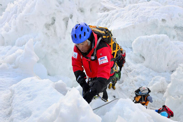 Japonés de 80 años, con cuatro operaciones de corazón, escala el Everest
