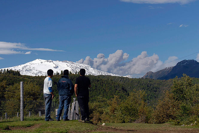 En alerta roja Chile y Argentina por volcán Copahue