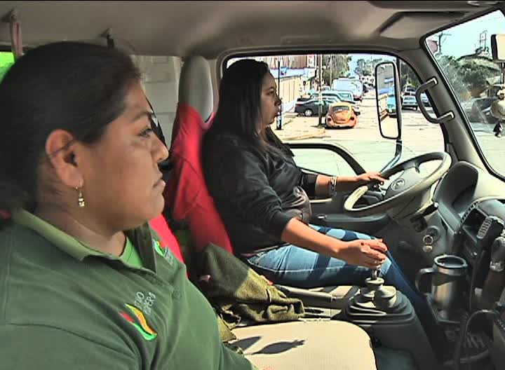 Dos madres de familia se dedican a mantener limpia Xalapa