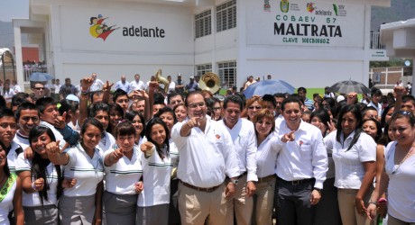 Entrega Javier Duarte becas a más de 18 mil estudiantes de bachillerato