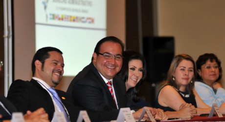 Cumplir y hacer cumplir la ley, fundamental para mantener la tranquilidad: Javier Duarte