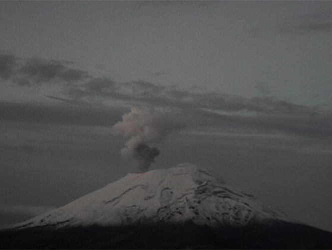 El Popocatépetl lanza fragmentos incandescentes durante la madrugada