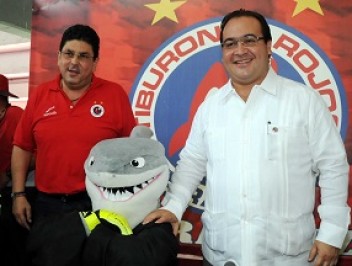 Oficializa gobernador regreso de los Tiburones al máximo circuito