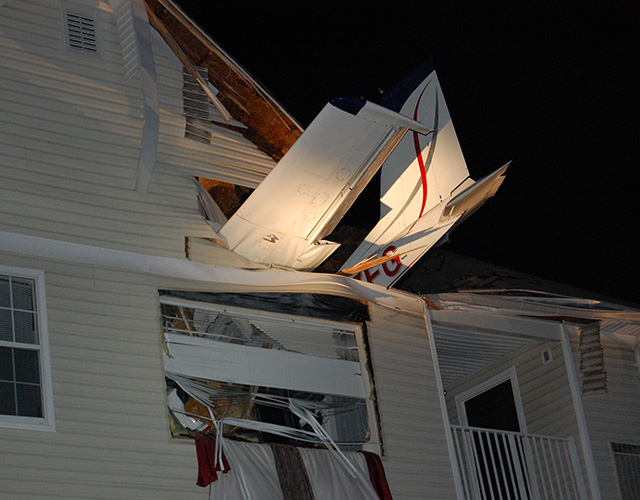 Hiere a dos choque de avioneta en apartamento de Virginia