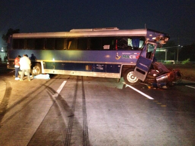 Choca el autobús de Banda Machos; muere el chofer