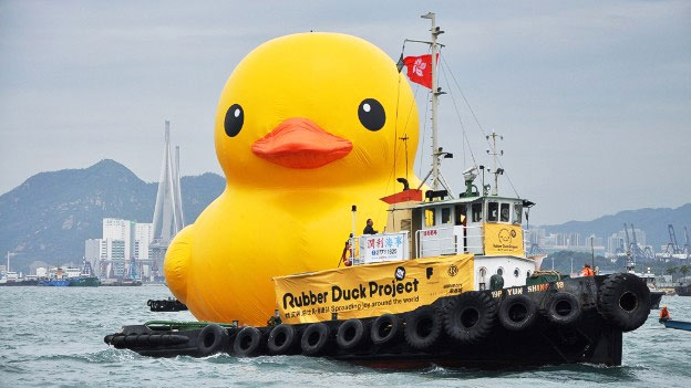 Ponchan patito de hule gigante que viaja por el mundo