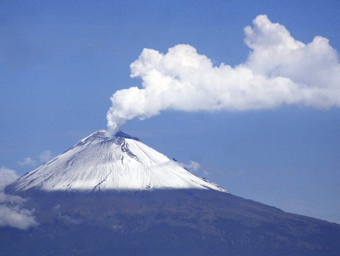 Protección Civil monitorea desde el aire el Popocatépetl