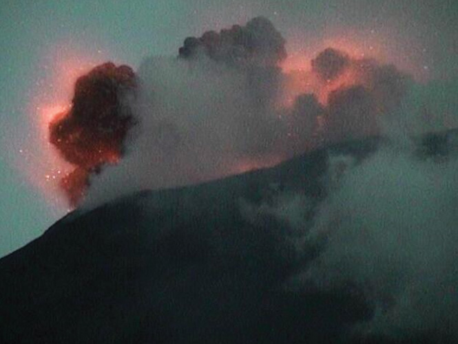 Popocatépetl lanza fragmentos incandescentes tras explosión, a 1.5 Km