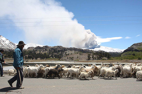 Inicia evacuación en Chile por peligro de erupción volcánica