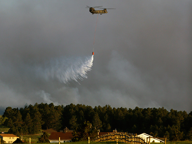 Incendios fustigan Colorado, hay varias casas destruidas