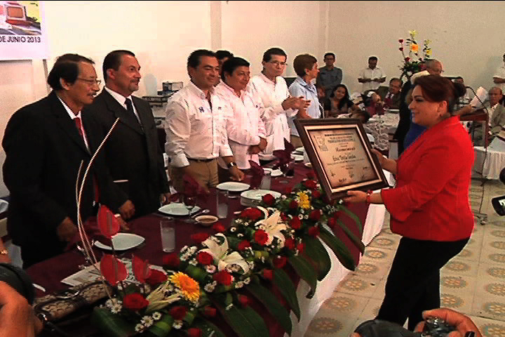 Reconocen trayectoria periodística de Erika Trujillo, reportera de RTV