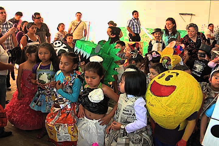 Preescolares realizan singular desfile con disfraces de material reciclado