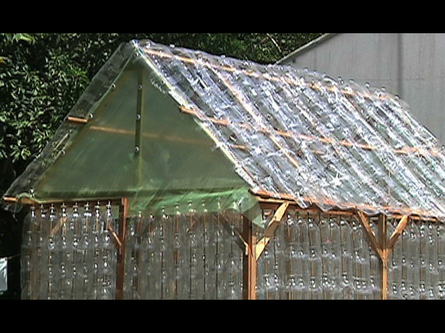 Estudiantes construyen un vivero con botellas de plástico