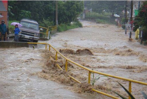 Intensas lluvias desbordan río Carneros en Xalapa