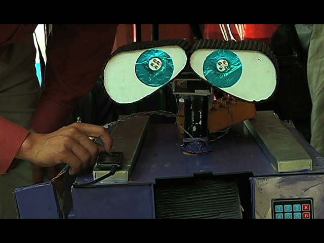 Warri, el robot construido con basura