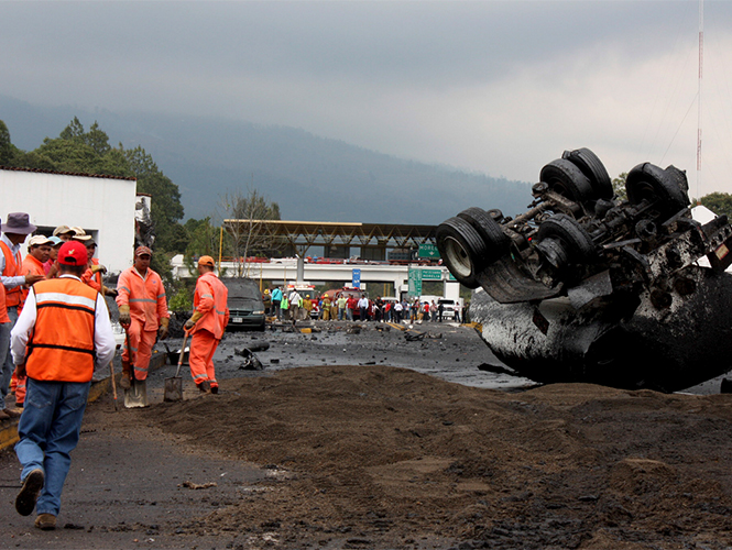 CNTE confirma que son ocho maestros muertos tras accidente en Michoacán