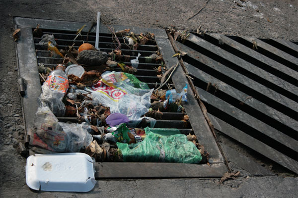 La mayoría de encharcamientos son provocados por tirar basura en las calles