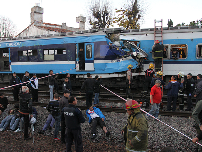 Al menos tres muertos por choque de trenes en Argentina