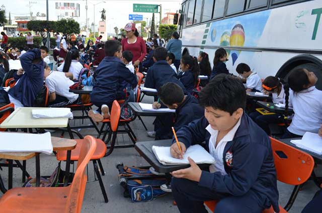 Por sismo, toman clases en las calles de Guerrero