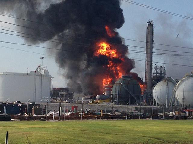 Planta de químicos en Louisiana registra explosión e incendio