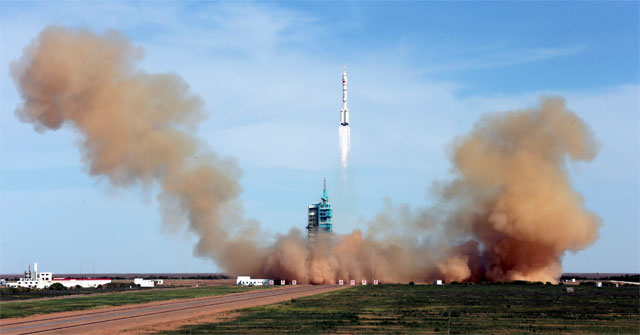 Lanza China quinta misión tripulada al espacio; incluye a una mujer