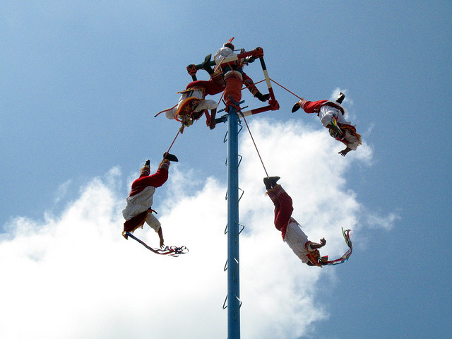 Voladores de Xochiapulco llegan a la  Feria de Cosoleacaque
