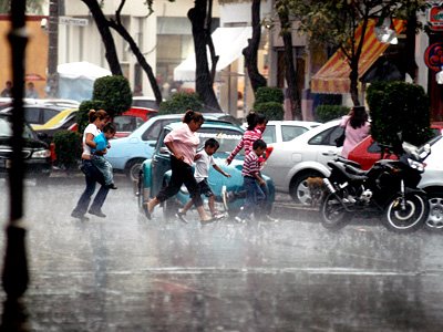 Tormenta deja encharcamientos en Xalapa
