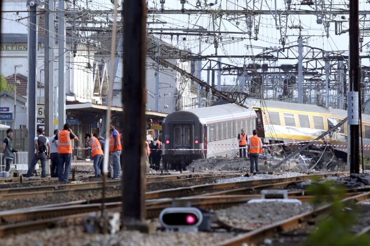 Al menos seis muertos al descarrilar un tren en la periferia de París