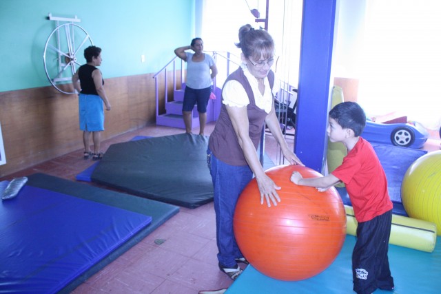 Los adultos también reciben terapia física gratuita en el Centro de Rehabilitación Infantil y Juvenil de Martínez de la Torre