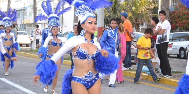 Por tercera ocasión se celebró el Carnavalito de Verano, organizado por la Asociación de Comparsas, Bastoneras y Batucadas de la ciudad de Veracruz