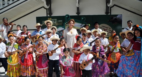 Con los libros podemos aprender y convivir con nuestros hijos: Karime Macías de Duarte