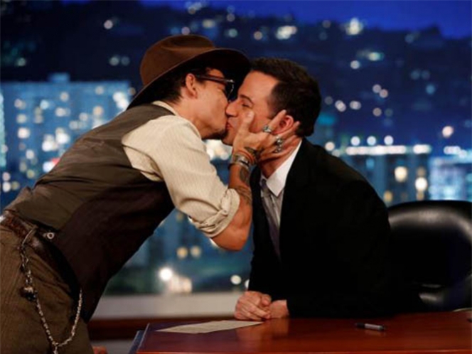 Johnny Depp besa a Jimmy Kimmel