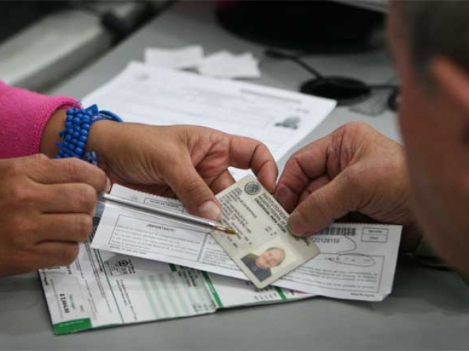 El IFE continuará con producción de credencial con fotografía