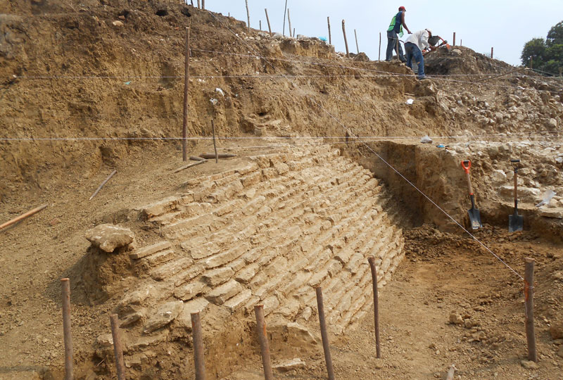 Localizan 30 entierros prehispánicos y una pirámide en Veracruz