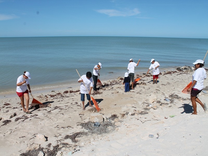 Los habitantes de Coatzacoalcos e integrantes de asociaciones civiles se unieron para limpiar las playas