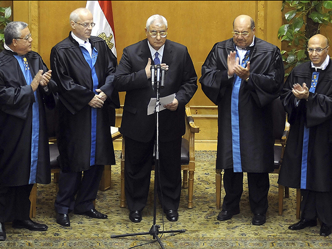 El nuevo presidente interino de Egipto jura su cargo