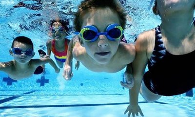 Las escuelas de natación reportan incremento de inscripciones a esta disciplina
