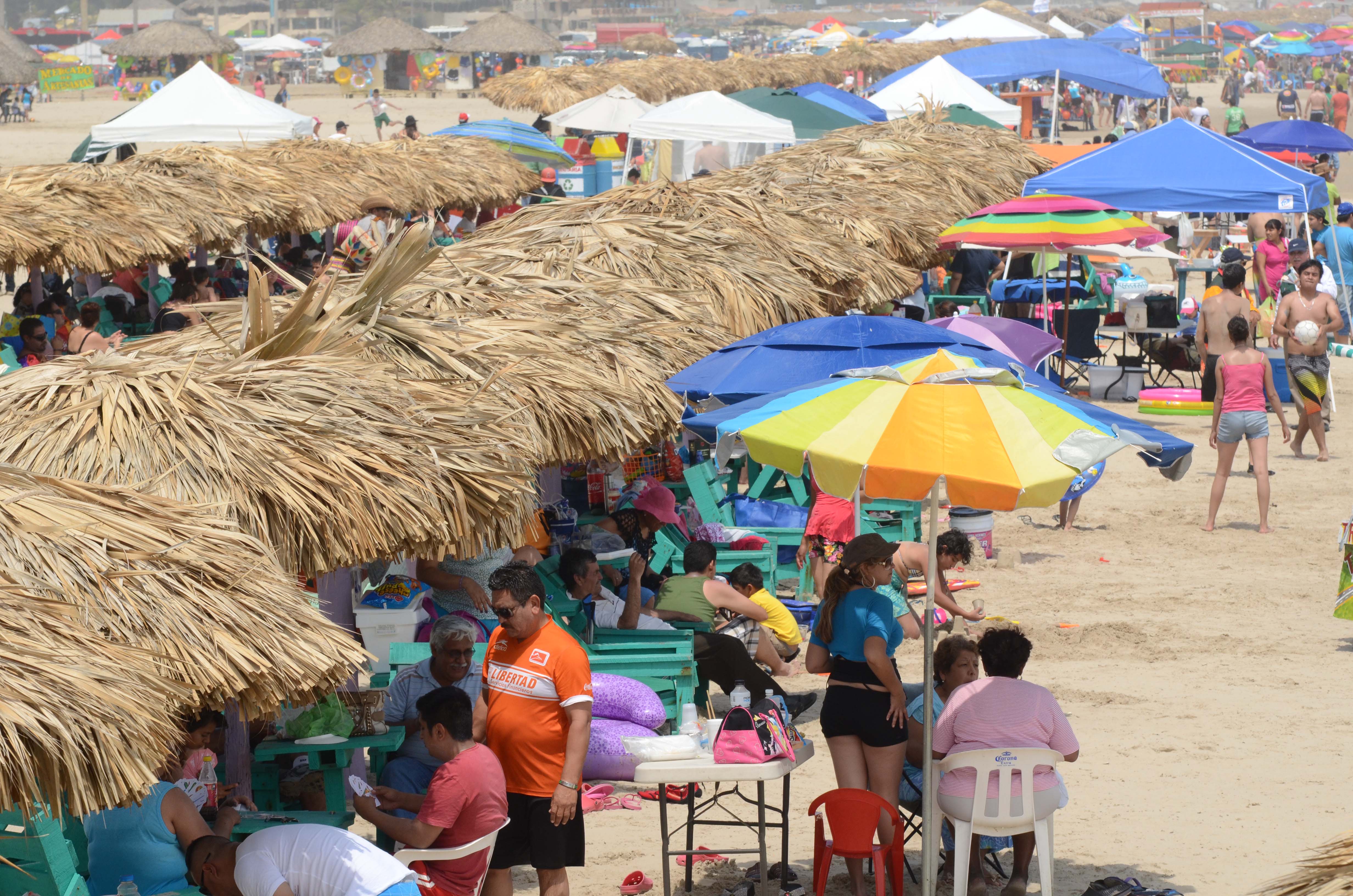 Con la llegada de los turistas aumentan las ventas de los palaperos en las playas de Veracruz
