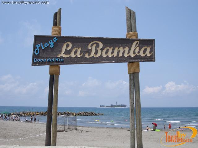 Turistas disfrutan de playa La Bamba en Boca del Río
