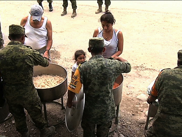 Fuerzas Armadas apoyan a veracruzanos afectados por “Fernand”
