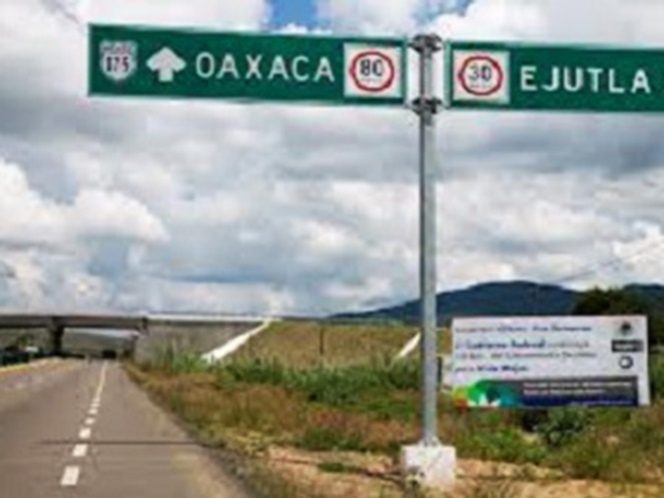 Alumnos bloquean carreteras en Oaxaca; les deben sus documentos